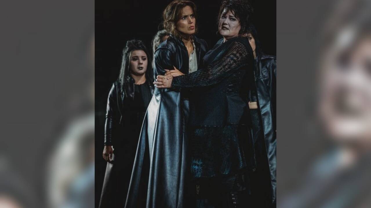 Irina Simmes als Sieglinde, Christiane Libor als Brünnhilde 