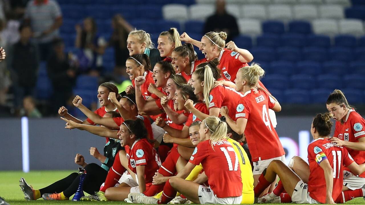 Freude und Energie pur bei den österreichischen Fußballerinnen nach dem Aufstieg bei der Europameisterschaft.   Freude und Energie pur bei den österreichischen Fußballerinnen nach dem Aufstieg bei der Europameisterschaft.