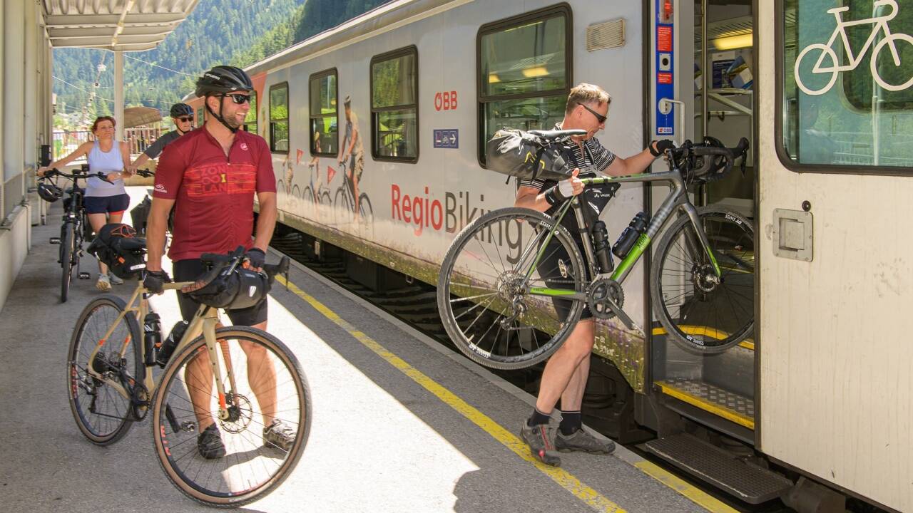 Marcus und Alois aus Regensburg radeln in vier Tagen von Salzburg nach Grado. In Böckstein verluden sie ihre Bikes in den Zug.  