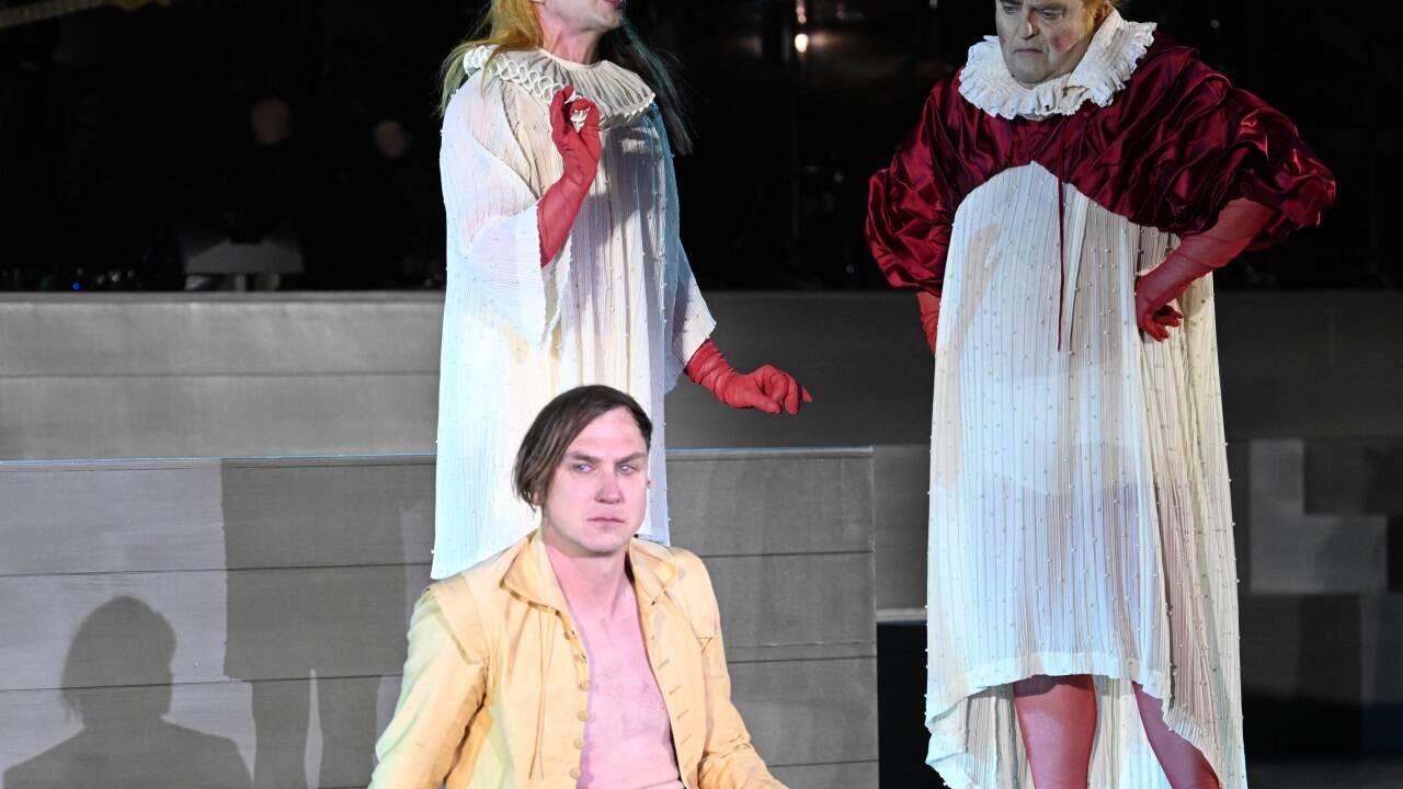 Lars Eidinger (Jedermann), Tino Hillebrand (Dünner Vetter) und Gustav Peter Wöhler (Dicker Vetter) in „Jedermann“.  