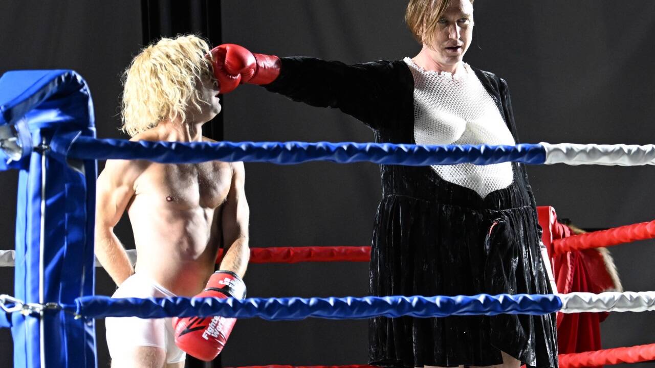 Mirco Kreibich (Schuldknecht) und Lars Eidinger (Jedermann) im Boxkampf auf dem Domplatz.  