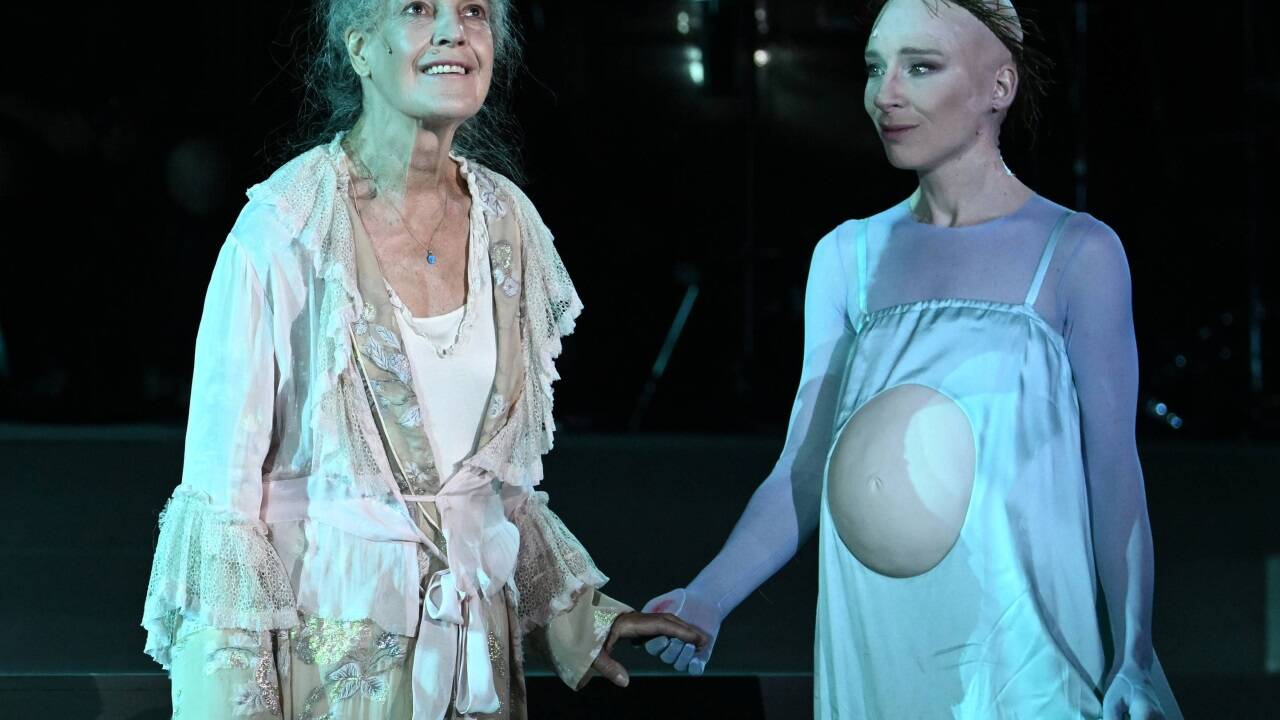 Angela Winkler (Jedermanns Mutter) und Kathleen Morgeneyer (Glaube) in „Jedermann“.  