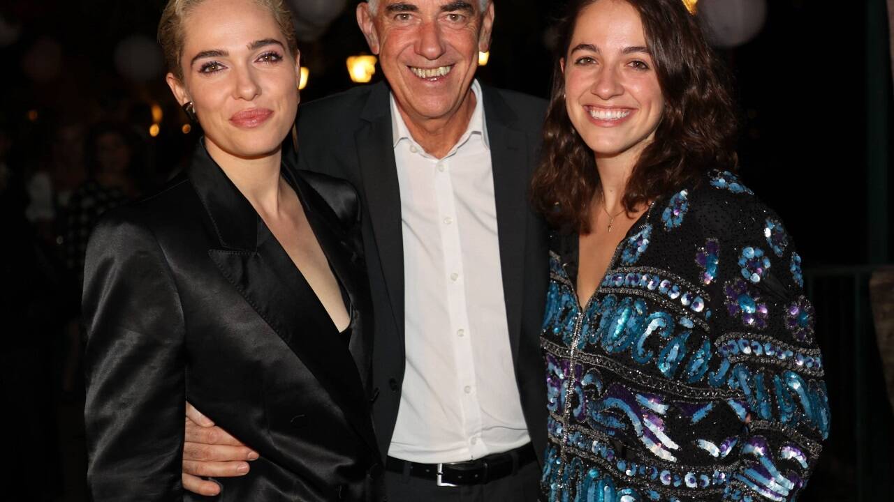 Buhlschaft Verena Altenberger mit ihrer Schwester Judith (rechts) und ihrem Vater Walter. 