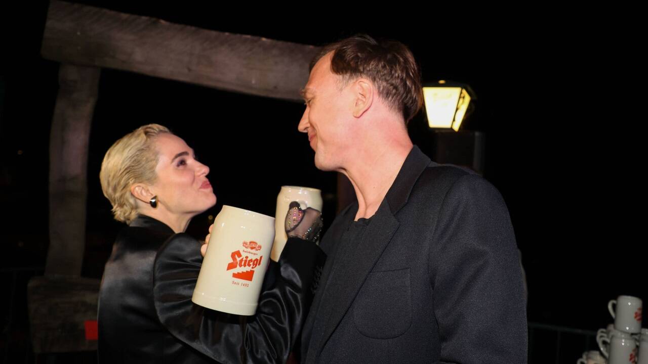 Jedermann-Darsteller Lars Eidinger (r.) und Buhlschaft Verena Altenberger beim Bieranstich. 