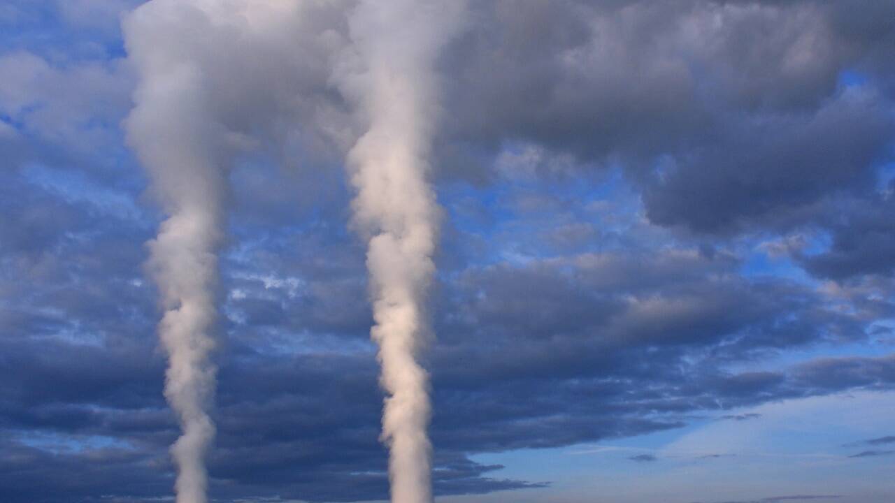 Das AKW Golfech liegt an der Garonne zwischen Toulouse und Bordeaux. Es darf in den bereits aufgeheizten Fluss nun wärmeres Abwasser einleiten als bislang erlaubt. Das AKW Golfech liegt an der Garonne zwischen Toulouse und Bordeaux. Es darf in den bereits aufgeheizten Fluss nun wärmeres Abwasser einleiten als bislang erlaubt.