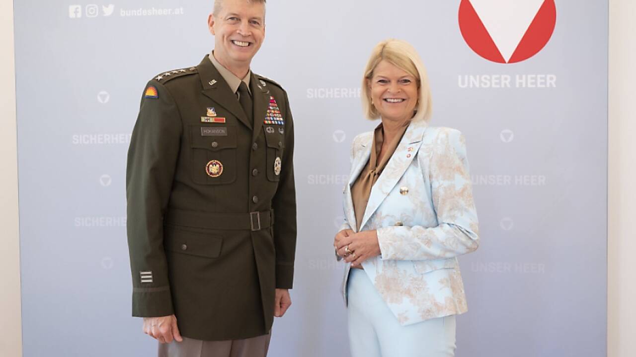 Verteidigungsministerin und US-Kommandant besiegeln Zusammenarbeit  Verteidigungsministerin und US-Kommandant besiegeln Zusammenarbeit