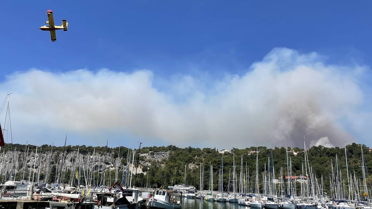 Löschflugzeuge in Sistiana.   Löschflugzeuge in Sistiana.
