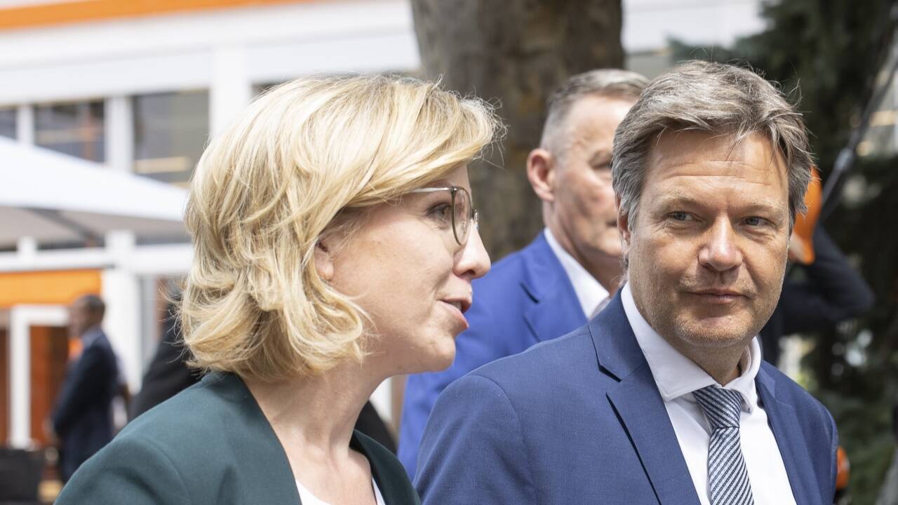 Österreichs Klima- und Infrastrukturministerin Leonore Gewessler und der deutsche Wirtschaftsminister Robert Habeck (beide Grüne) in Wien. Österreichs Klima- und Infrastrukturministerin Leonore Gewessler und der deutsche Wirtschaftsminister Robert Habeck (beide Grüne) in Wien.
