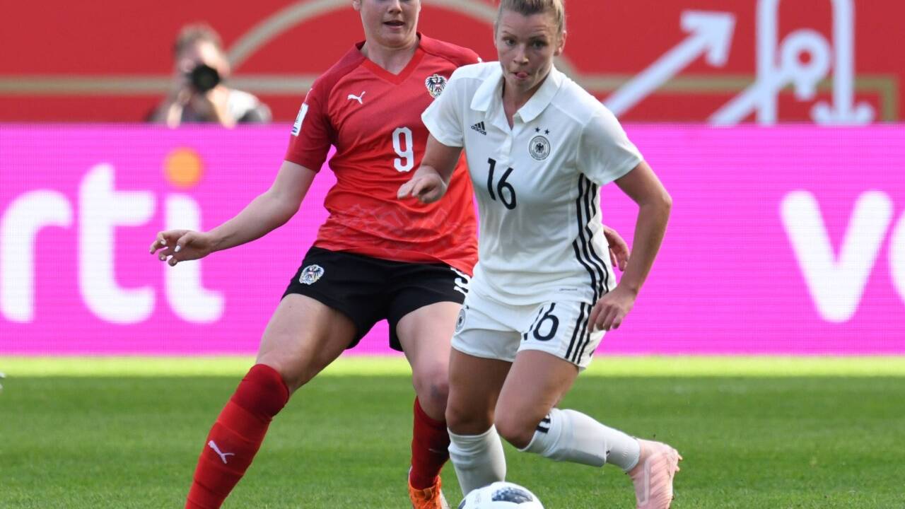 Sarah Zadrazil (l.) trifft auf ihre Bayern-Clubkollegin Linda Dallmann. 2018 spielten die beiden in einem Testmatch in Essen schon einmal gegeneinander.   Sarah Zadrazil (l.) trifft auf ihre Bayern-Clubkollegin Linda Dallmann. 2018 spielten die beiden in einem Testmatch in Essen schon einmal gegeneinander.