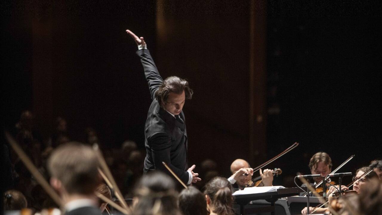 Teodor Currentzis am Pult des Gustav Mahler Jugendorchesters 