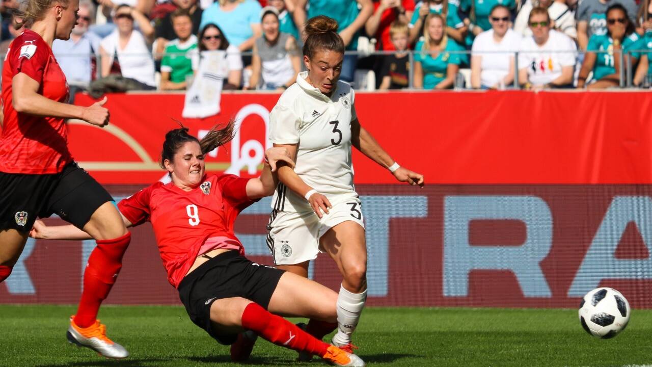 Sarah Zadrazil (Nummer 9) im Duell mit der deutschen Nationalspielerin Felicitas Rauch im Jahr 2018.   Sarah Zadrazil (Nummer 9) im Duell mit der deutschen Nationalspielerin Felicitas Rauch im Jahr 2018.