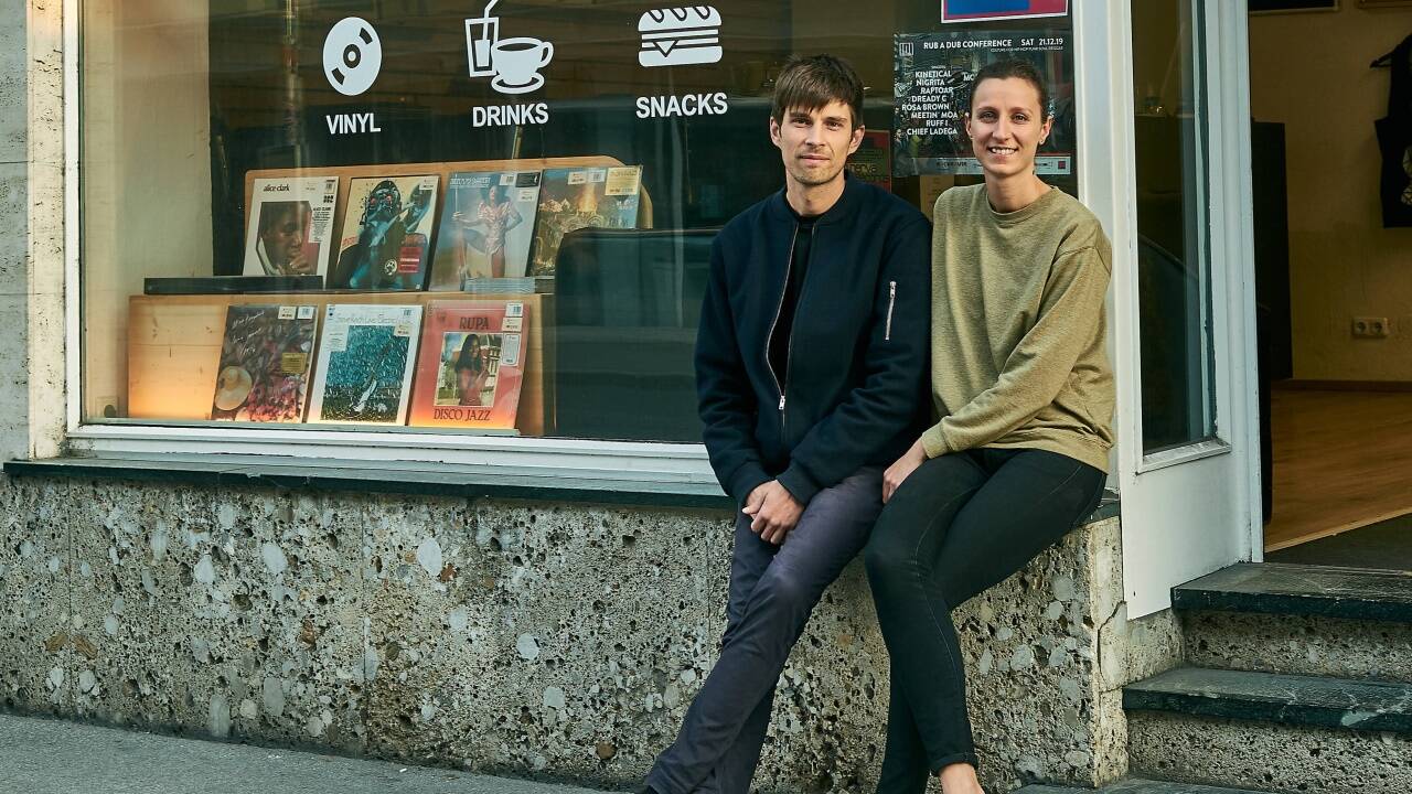Jürgen Vonbank und Irene Kafedarova vor dem Schallplattenladen. Jürgen Vonbank und Irene Kafedarova vor dem Schallplattenladen.