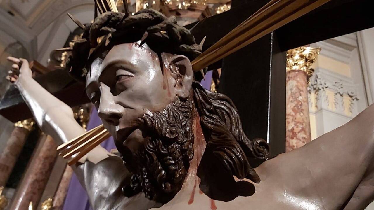 Das frisch restaurierte spätgotische Kreuz in der Müllner Kirche.  