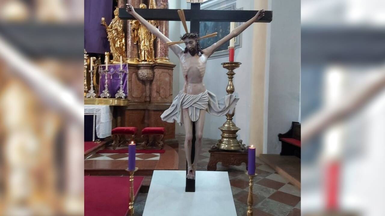 Das frisch restaurierte spätgotische Kreuz in der Müllner Kirche.  