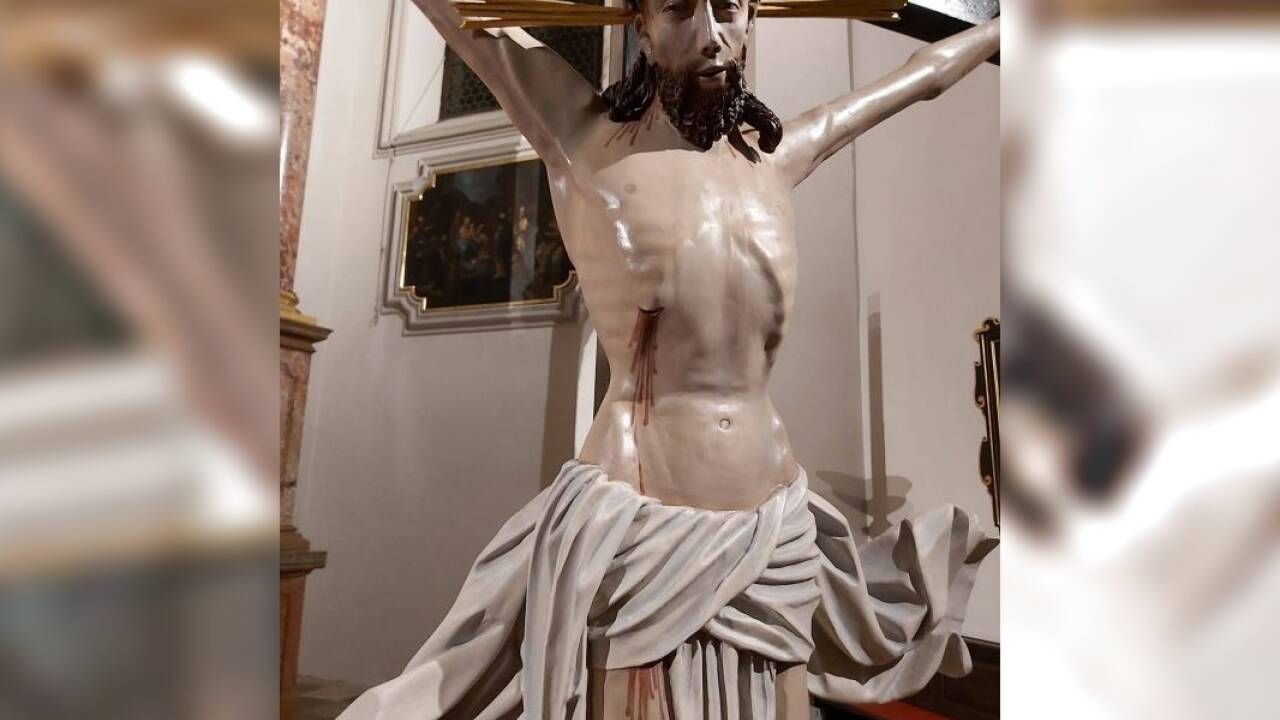 Das frisch restaurierte spätgotische Kreuz in der Müllner Kirche.  