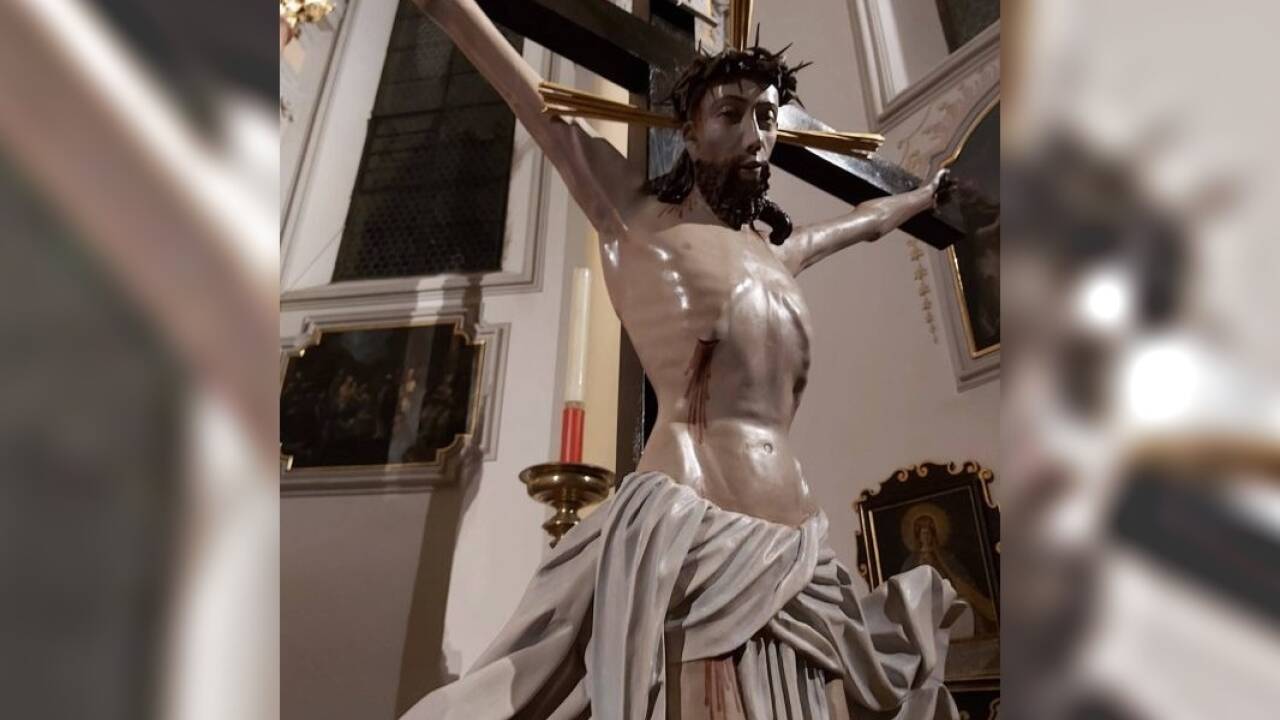 Das frisch restaurierte spätgotische Kreuz in der Müllner Kirche.  