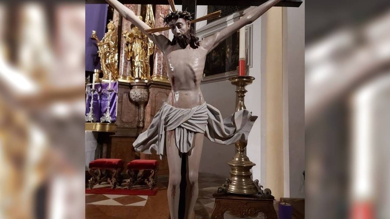 Das frisch restaurierte spätgotische Kreuz in der Müllner Kirche.  