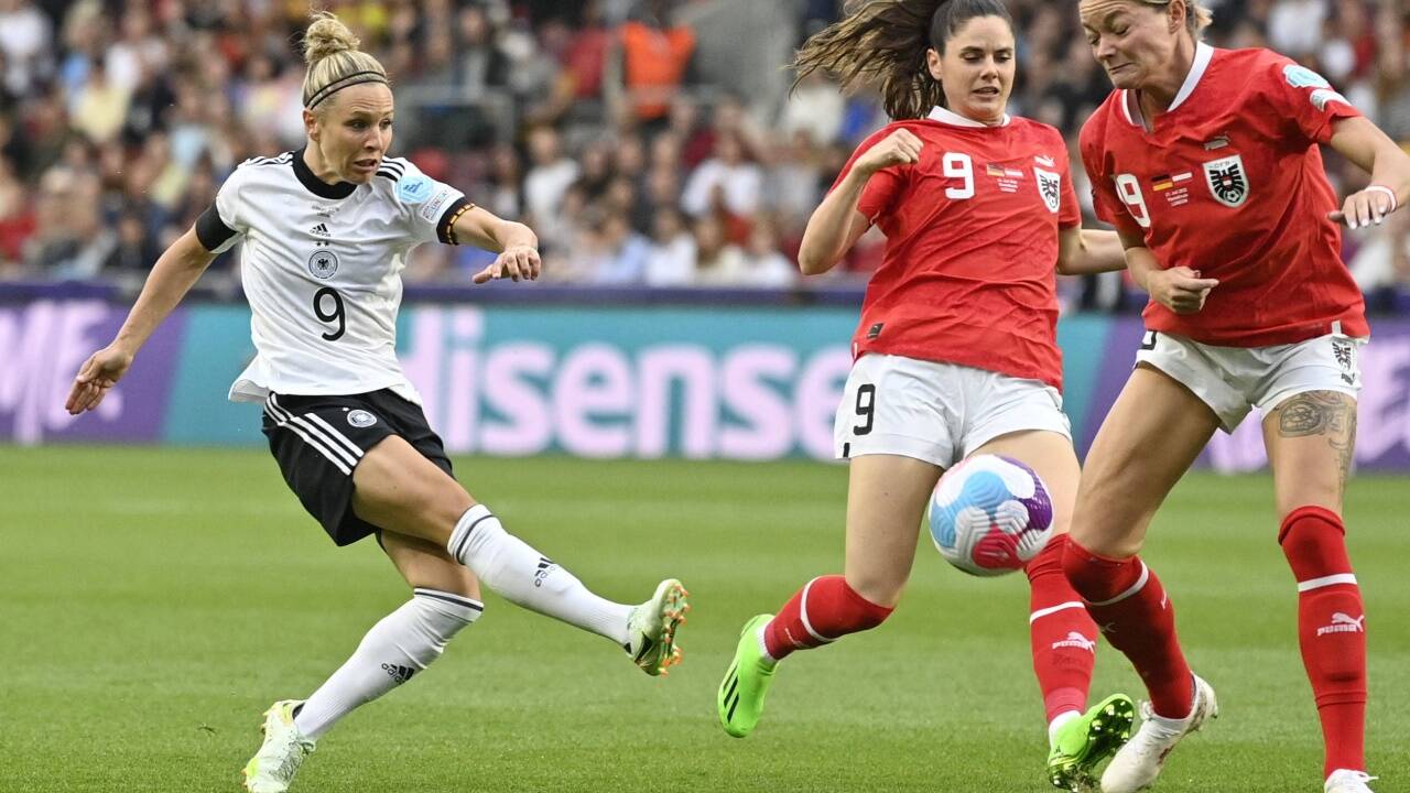 Sarah Zadrazil (Mitte) und Verena Hanshaw nahmen es mit den favorisierten Deutschen auf.  Sarah Zadrazil (Mitte) und Verena Hanshaw nahmen es mit den favorisierten Deutschen auf.