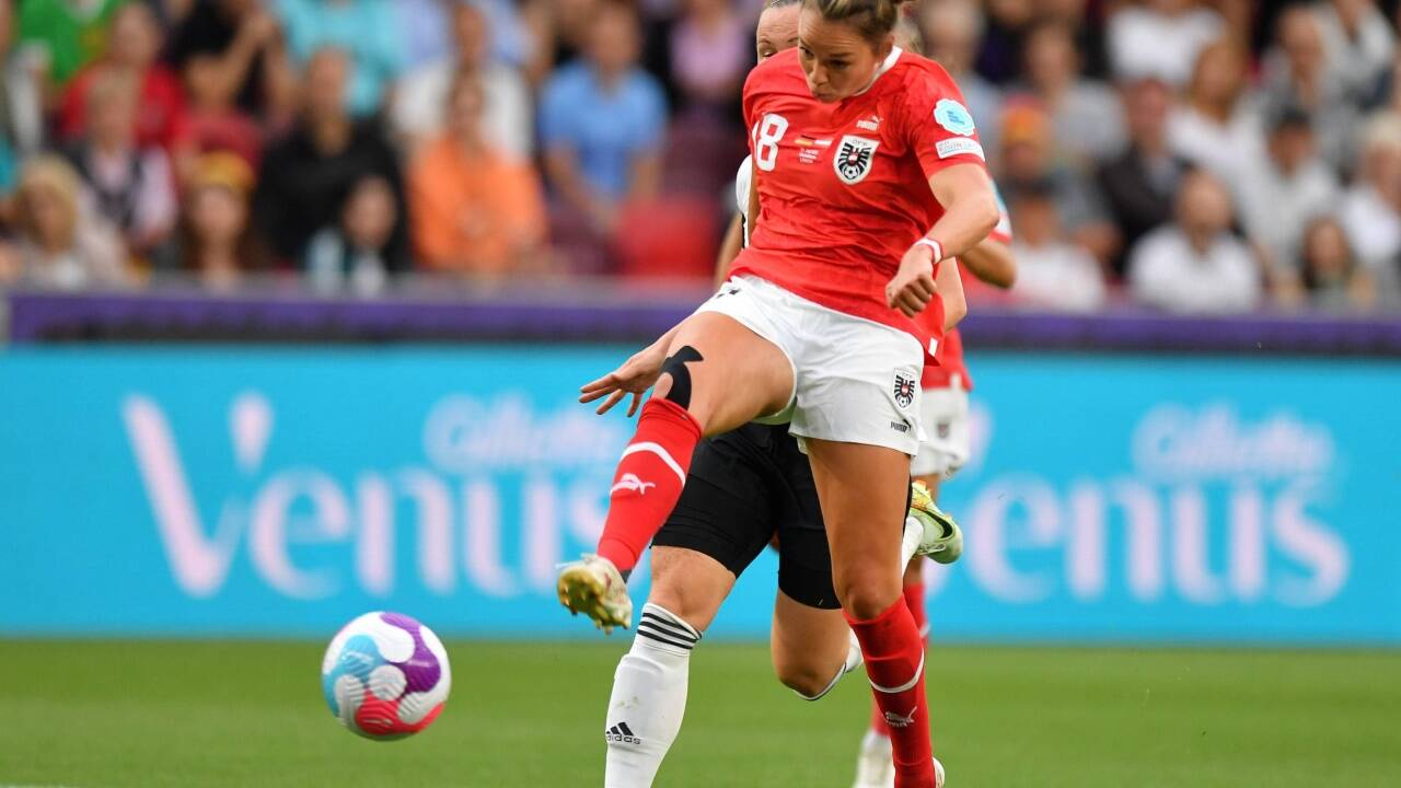 Erste Chance der Österreicherinnen: Julia Hickelsberger-Füller schoss zu zentral ab.  Erste Chance der Österreicherinnen: Julia Hickelsberger-Füller schoss zu zentral ab.