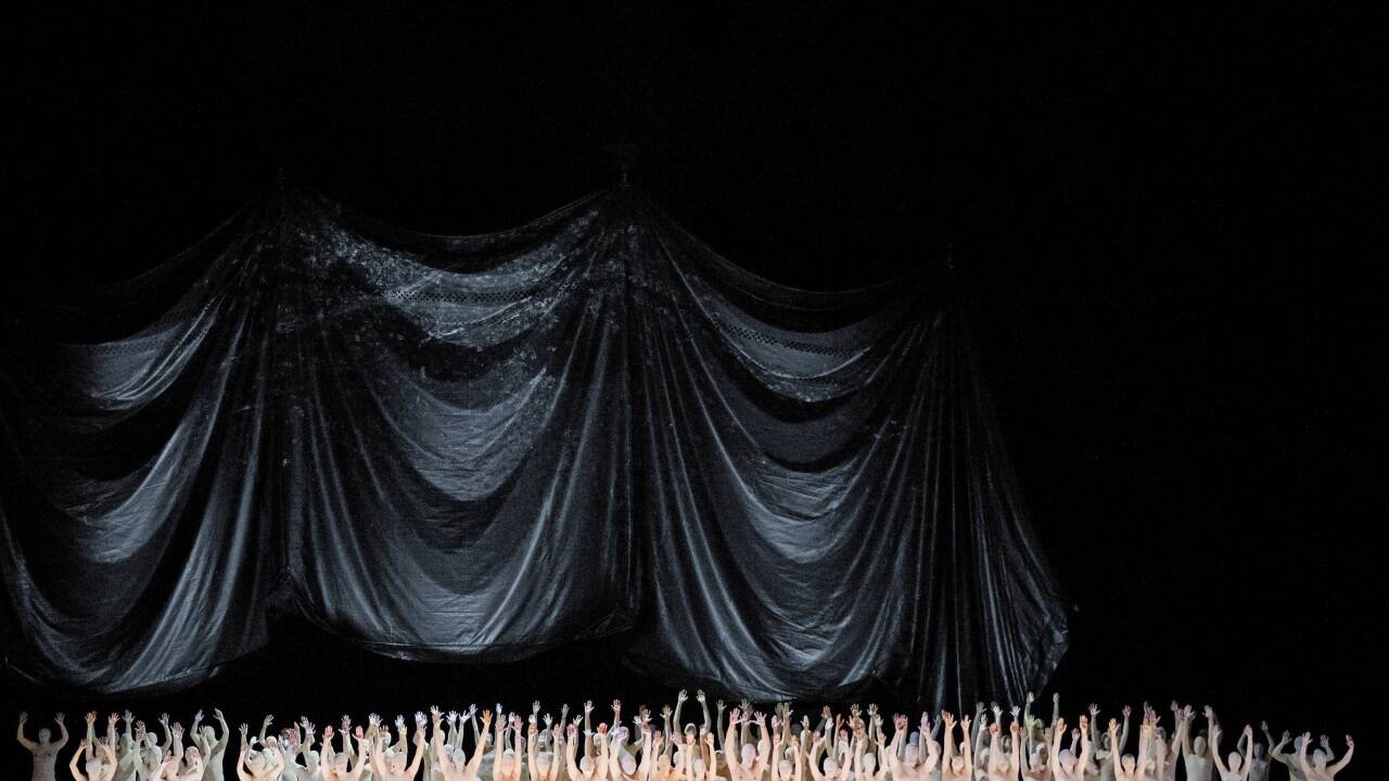 Ensemble aus „De temporum fine comoedia“. 