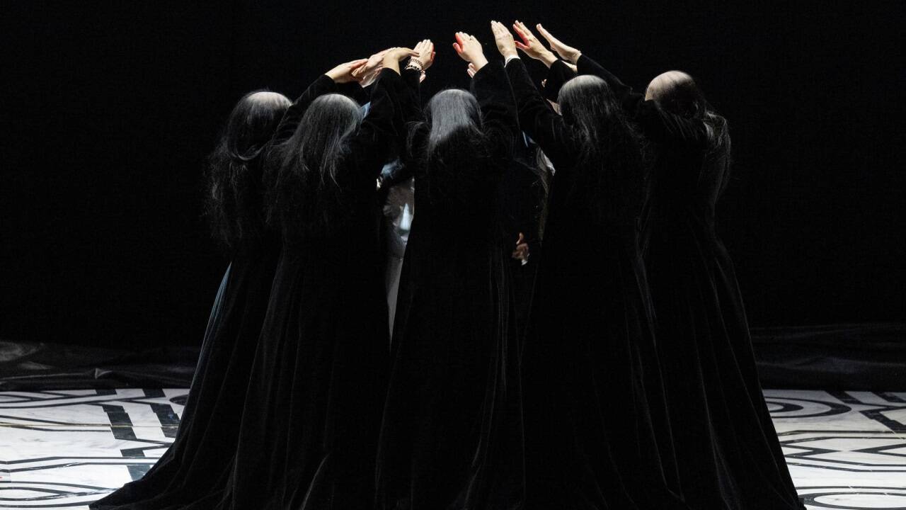 Ensemble aus „De temporum fine comoedia“. 