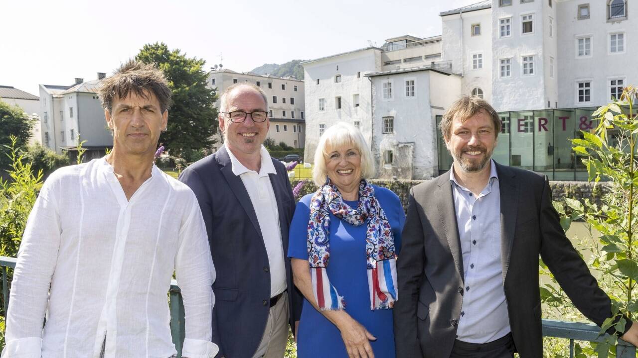Der Direktor der HTL Hallein, Johann Gutschi, Halleins Bürgermeister Alexander Stangassinger, Kulturstadträtin Rosa Bock und Florian Knopp, der Leiter des Keltenmuseums (v.l.).  