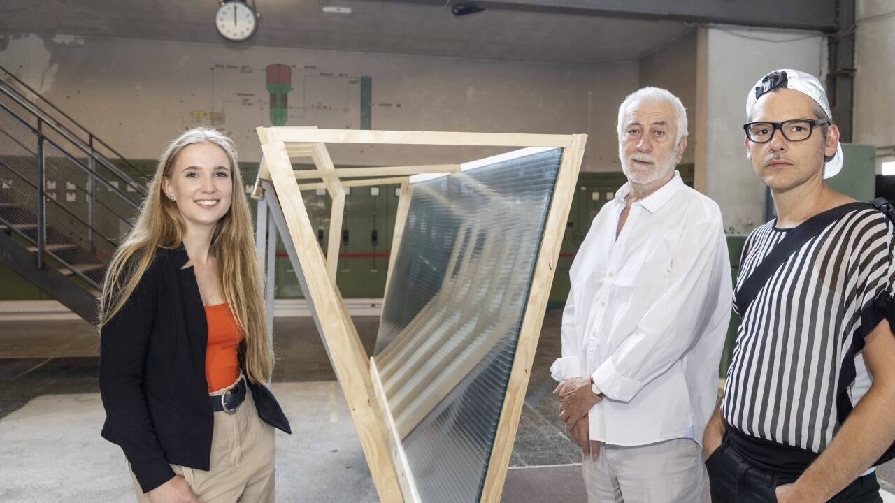 Professor Werner Würtinger (2.v.r.) vor einem seiner Werke mit Künstler Thomas Hörl aus Golling und Bildhauerin Jana Büttner.  