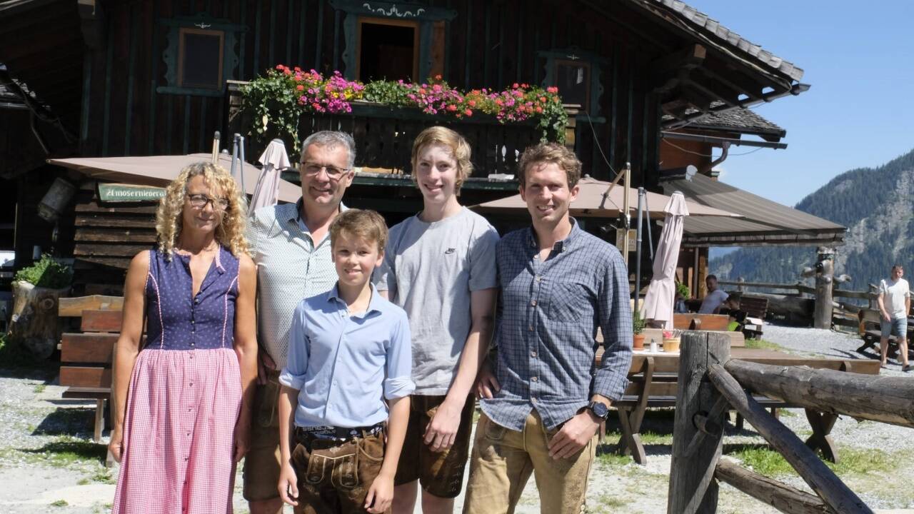 Das Team auf der Amoseralm: Ulla Kaefer, Hüttenwirt Rupert Röck, Praktikant Elias Eschbacher und Daniel Röck. Vorne: Matthias Rohrmoser aus Dorfgastein. 