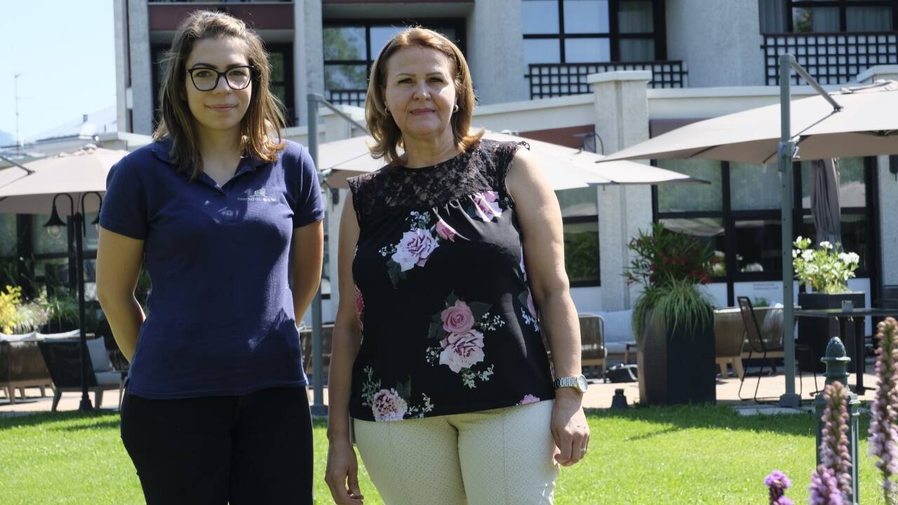 Patricia Zajickova und Vahida Rogonjic arbeiten im Service und im Housekeeping im Hotel Brunauer in Salzburg. Dort gibt es sein Mai die Viertagewoche. Patricia Zajickova und Vahida Rogonjic arbeiten im Service und im Housekeeping im Hotel Brunauer in Salzburg. Dort gibt es sein Mai die Viertagewoche.