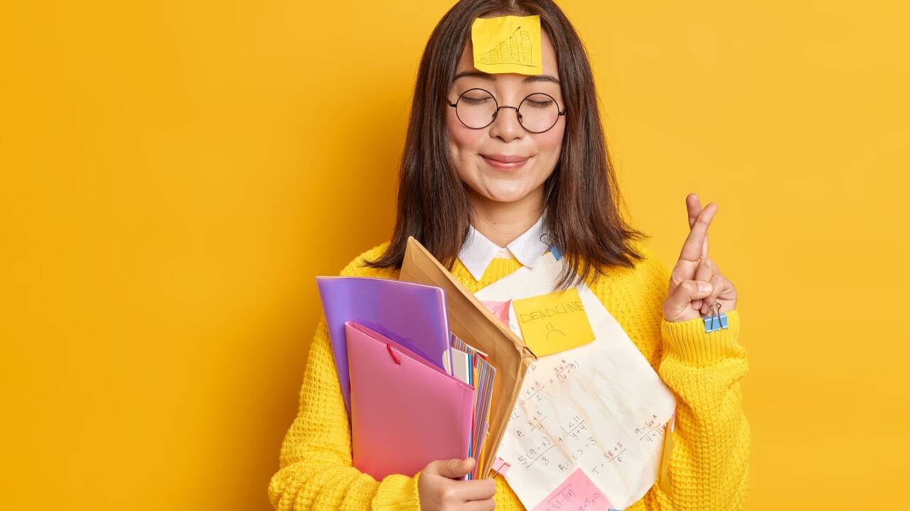 Vielleicht hilft es auch, die Finger zu überkreuzen – mehr Verlass ist allerdings auf gute Prüfungsvorbereitung. 
