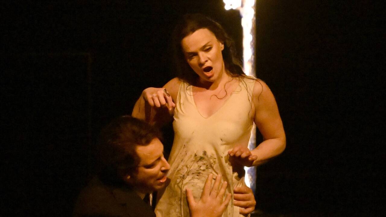 Mika Kares (Herzog Blaubart) und Ausrine Stundyte (Judith) während der Fotoprobe zur Oper „Herzog Blaubarts Burg“.  