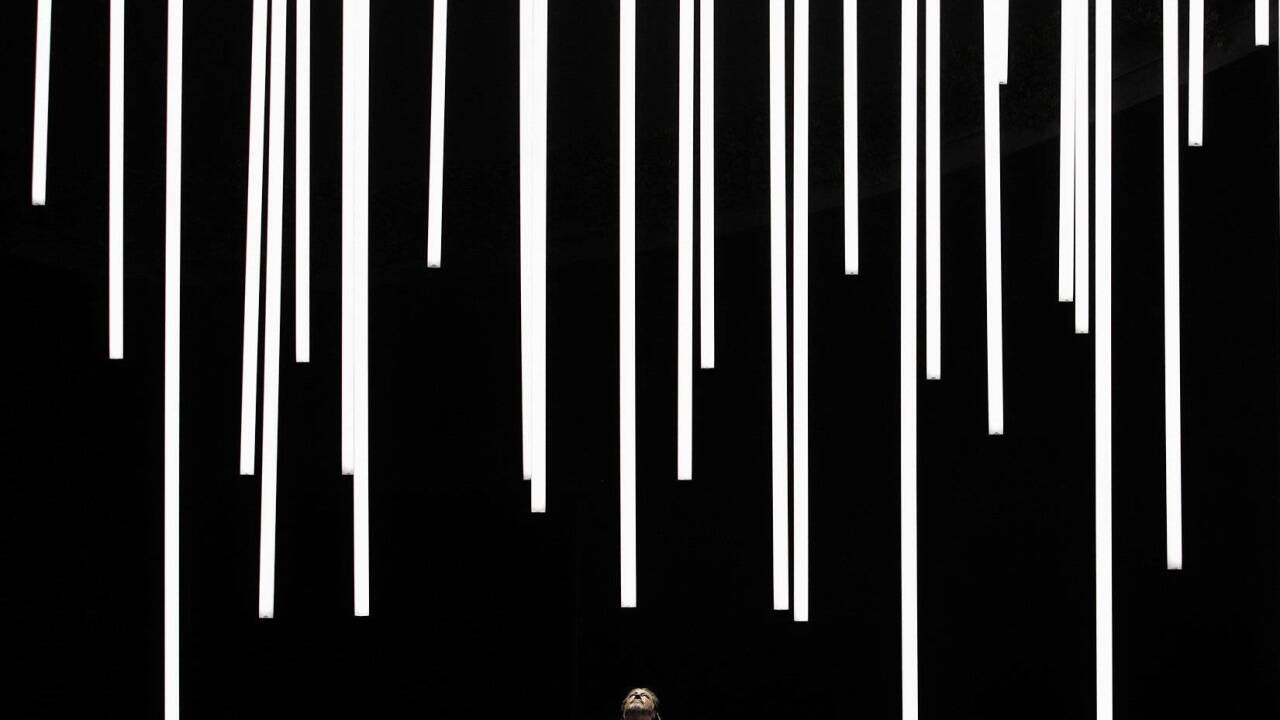 Stephen Gould als Tristan im Bühnenbild von Piero Vinciguerra 