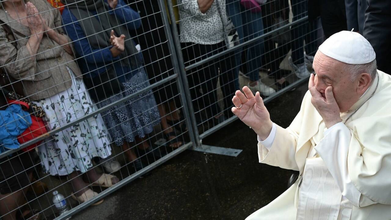 Sichtlich betroffen begegnete Papst Franziskus den Menschen, die teils von weit her angereist waren.  