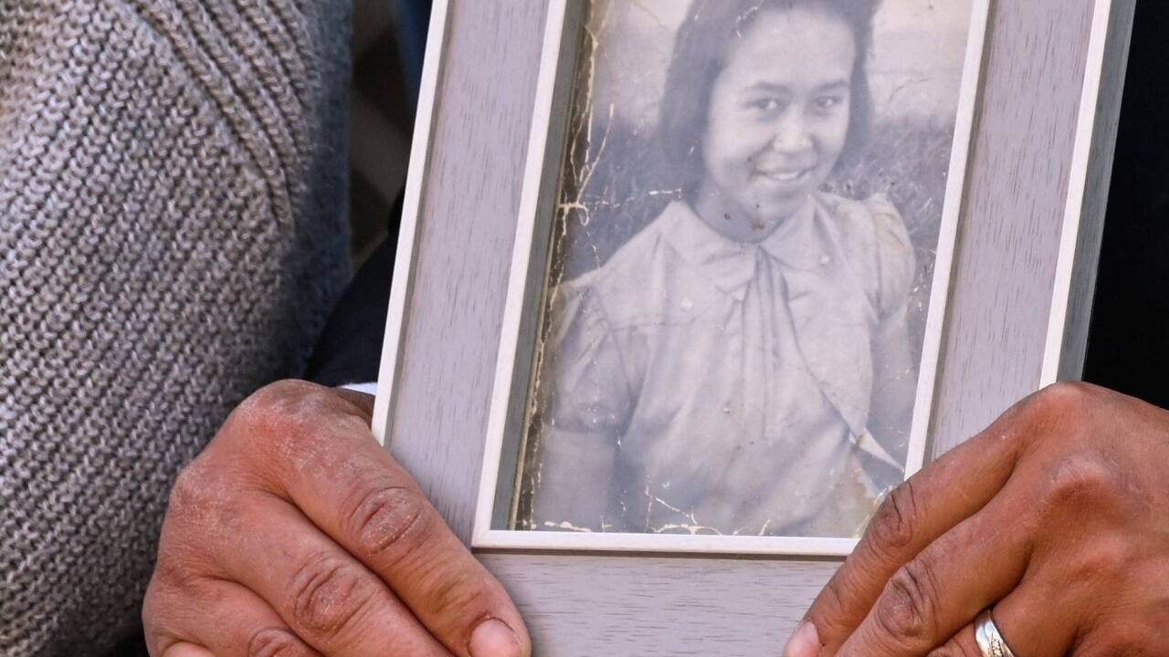 Gerald Gladue hält ein Bild seiner Mutter, Jeannie Gladue, Überlebende einer Residential School.  