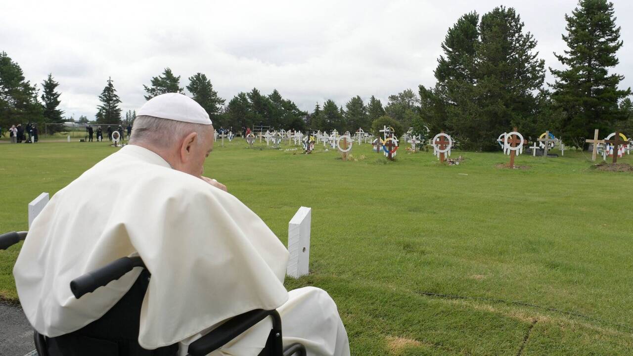 Papst Franziskus gedenkt der verstorbenen Kinder. „Der Ort, an dem wir uns jetzt befinden, ruft in mir einen Schmerzensschrei hervor, einen unterdrückten Schrei, der mich in diesen Monaten begleitet hat.“  Papst Franziskus gedenkt der verstorbenen Kinder. „Der Ort, an dem wir uns jetzt befinden, ruft in mir einen Schmerzensschrei hervor, einen unterdrückten Schrei, der mich in diesen Monaten begleitet hat.“