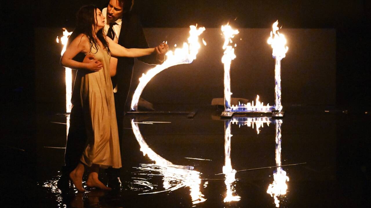 Auörinė Stundytė (Judith) und Mika Kares (Herzog Blaubart).  Auörinė Stundytė (Judith) und Mika Kares (Herzog Blaubart).