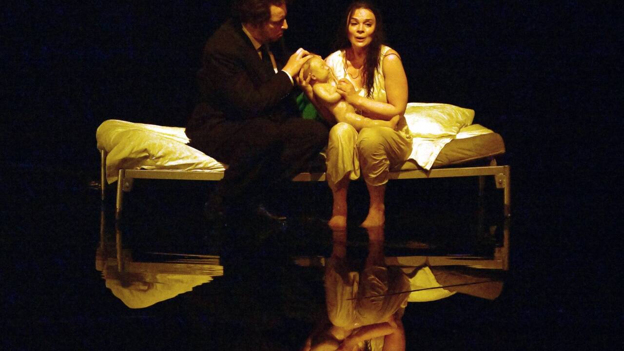 Mika Kares (Herzog Blaubart) und Auörinė Stundytė (Judith) in „Herzog Blaubarts Burg“ bei den Salzburger Festspielen.  Mika Kares (Herzog Blaubart) und Auörinė Stundytė (Judith) in „Herzog Blaubarts Burg“ bei den Salzburger Festspielen.