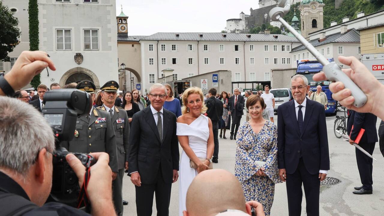 Großes Medieninteresse: Alexander Van der Bellen und Doris Schmidbauer posieren mit Wilfried und Christina Haslauer für Fotografen.  Großes Medieninteresse: Alexander Van der Bellen und Doris Schmidbauer posieren mit Wilfried und Christina Haslauer für Fotografen.