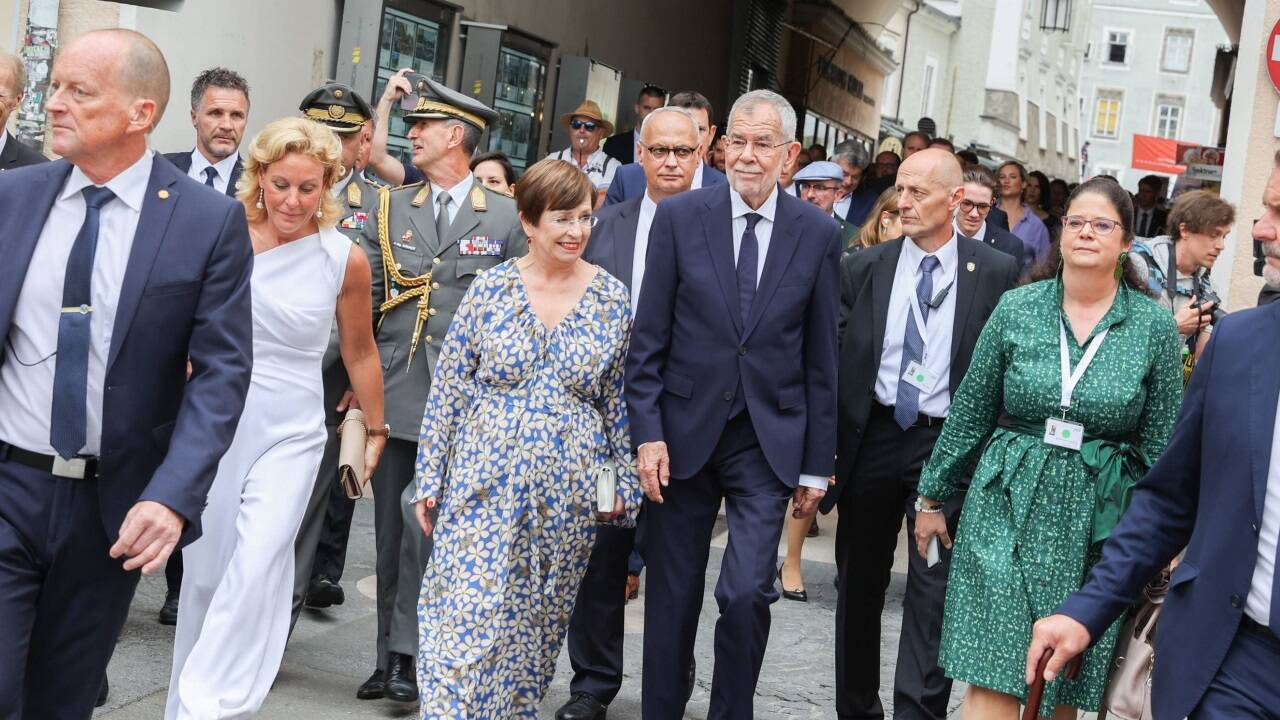 Auf dem Weg zum Festspielhaus: Alexander Van der Bellen und Doris Schmidauer mit Gefolge  Auf dem Weg zum Festspielhaus: Alexander Van der Bellen und Doris Schmidauer mit Gefolge
