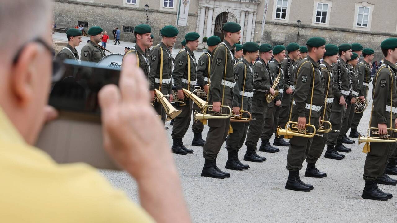 Die Militärmusik spielte am Residenzplatz auf.  Die Militärmusik spielte am Residenzplatz auf.