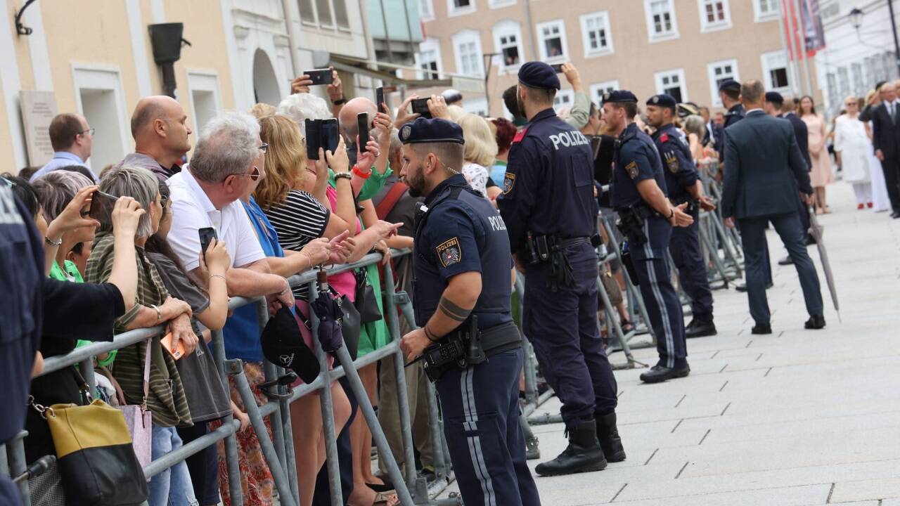 Zahlreiche Schaulustige waren auf den Residenzplatz gekommen.  Zahlreiche Schaulustige waren auf den Residenzplatz gekommen.