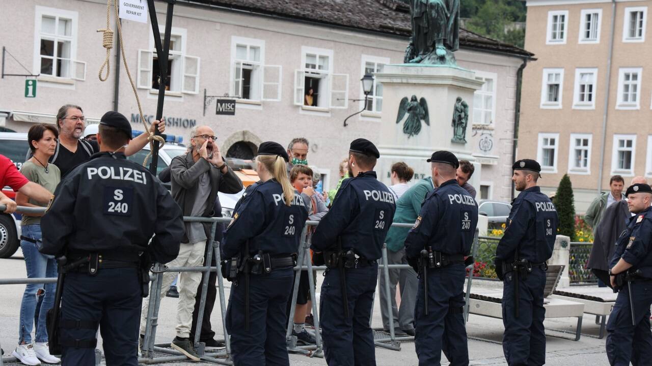 Ein großes Polizeiaufgebot stand einzelnen Kundgebungsteilnehmern gegenüber  Ein großes Polizeiaufgebot stand einzelnen Kundgebungsteilnehmern gegenüber