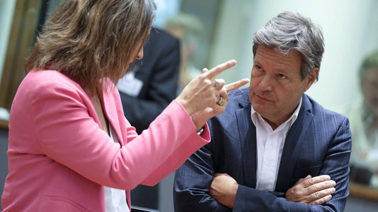 Der deutsche Wirtschaftsminister Robert Habeck lauscht der spanischen Energieministerin Teresa Ribera. Der deutsche Wirtschaftsminister Robert Habeck lauscht der spanischen Energieministerin Teresa Ribera.