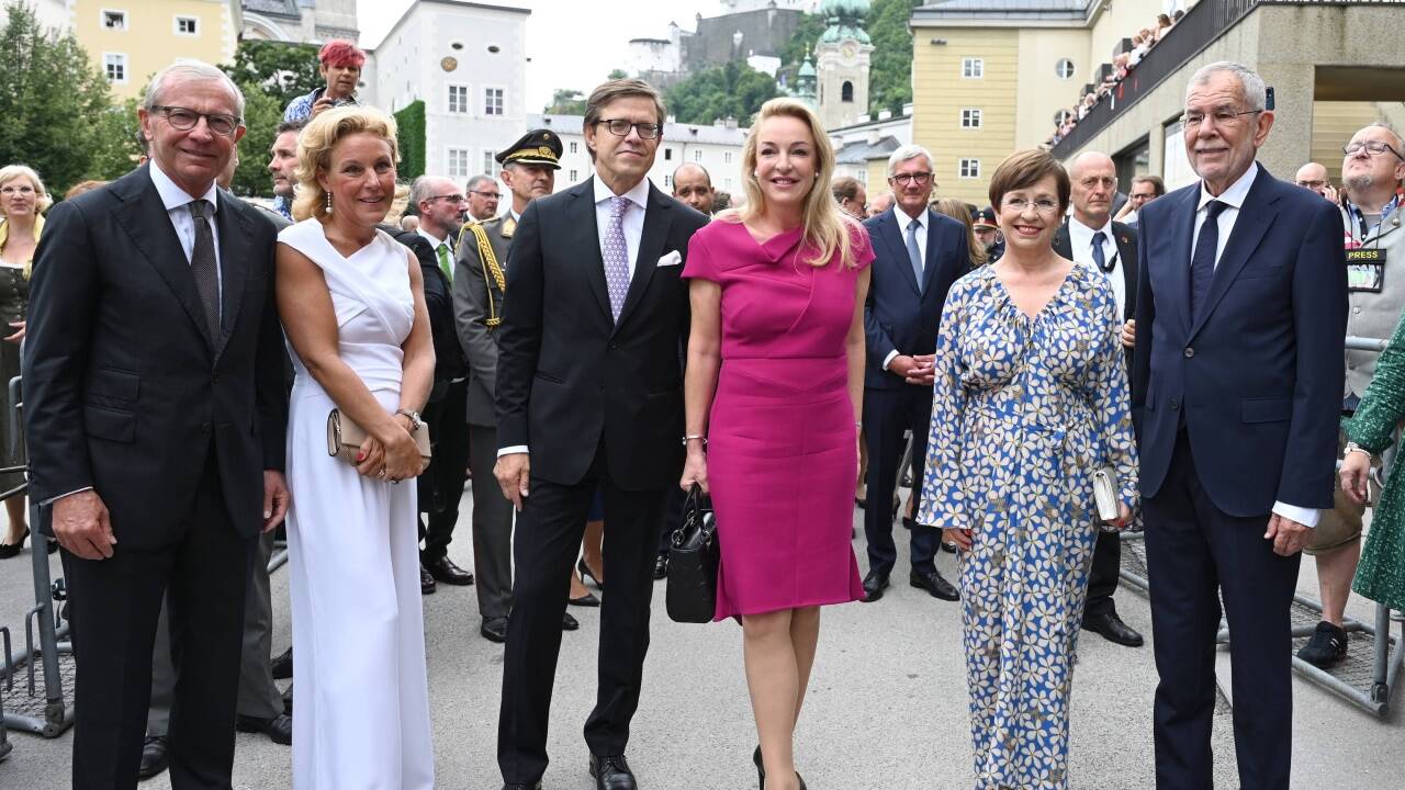 Der Salzburger Landeshauptmann Wilfried Haslauer mit Ehefrau Christina, Festspielpräsidentin Kristina Hammer mit Ehemann Christoph und Bundespräsident Alexander Van der Bellen mit Ehefrau Doris Schmidauer, im Rahmen der Eröffnung der Salzburger Festspiele  Der Salzburger Landeshauptmann Wilfried Haslauer mit Ehefrau Christina, Festspielpräsidentin Kristina Hammer mit Ehemann Christoph und Bundespräsident Alexander Van der Bellen mit Ehefrau Doris Schmidauer, im Rahmen der Eröffnung der Salzburger Festspiele