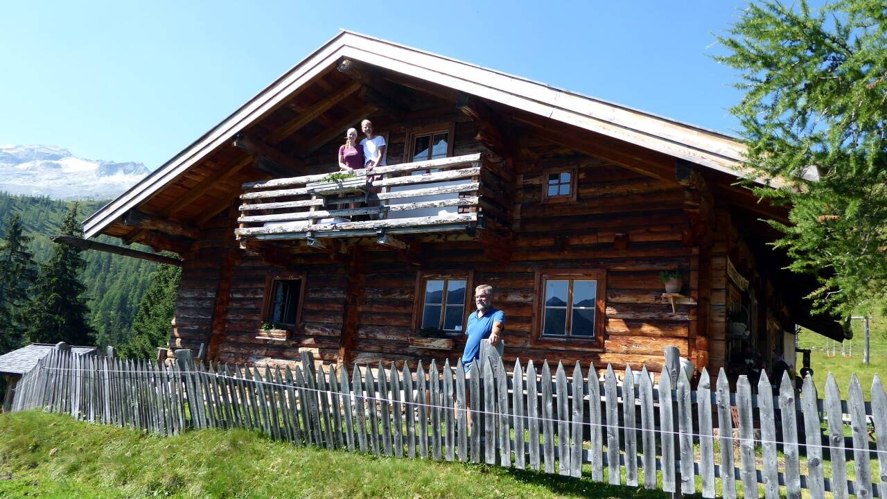 Der Almbauer und die beiden Senninnen kümmern sich um das Wohlergehen auf der Modereggalm.  
