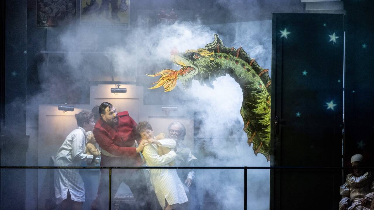 Die Zauberflöte 2022: Wiener Sängerknaben (Drei Knaben), Mauro Peter (Tamino), Roland Koch (Großvater), Valérie Junker (Dritter Priester). Die Zauberflöte 2022: Wiener Sängerknaben (Drei Knaben), Mauro Peter (Tamino), Roland Koch (Großvater), Valérie Junker (Dritter Priester).