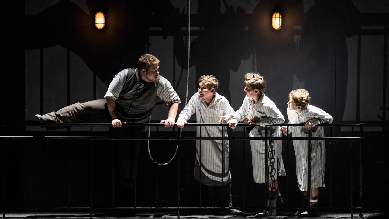 Die Zauberflöte 2022: Michael Nagl (Papageno), Wiener Sängerknaben (Drei Knaben). Die Zauberflöte 2022: Michael Nagl (Papageno), Wiener Sängerknaben (Drei Knaben).