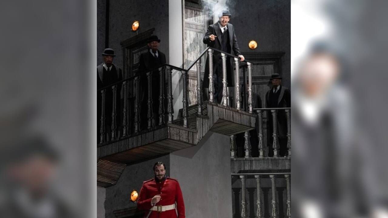 Die Zauberflöte 2022: Mauro Peter (Tamino), Henning von Schulmann (Sprecher), Statisterie der Salzburger Festspiele. Die Zauberflöte 2022: Mauro Peter (Tamino), Henning von Schulmann (Sprecher), Statisterie der Salzburger Festspiele.