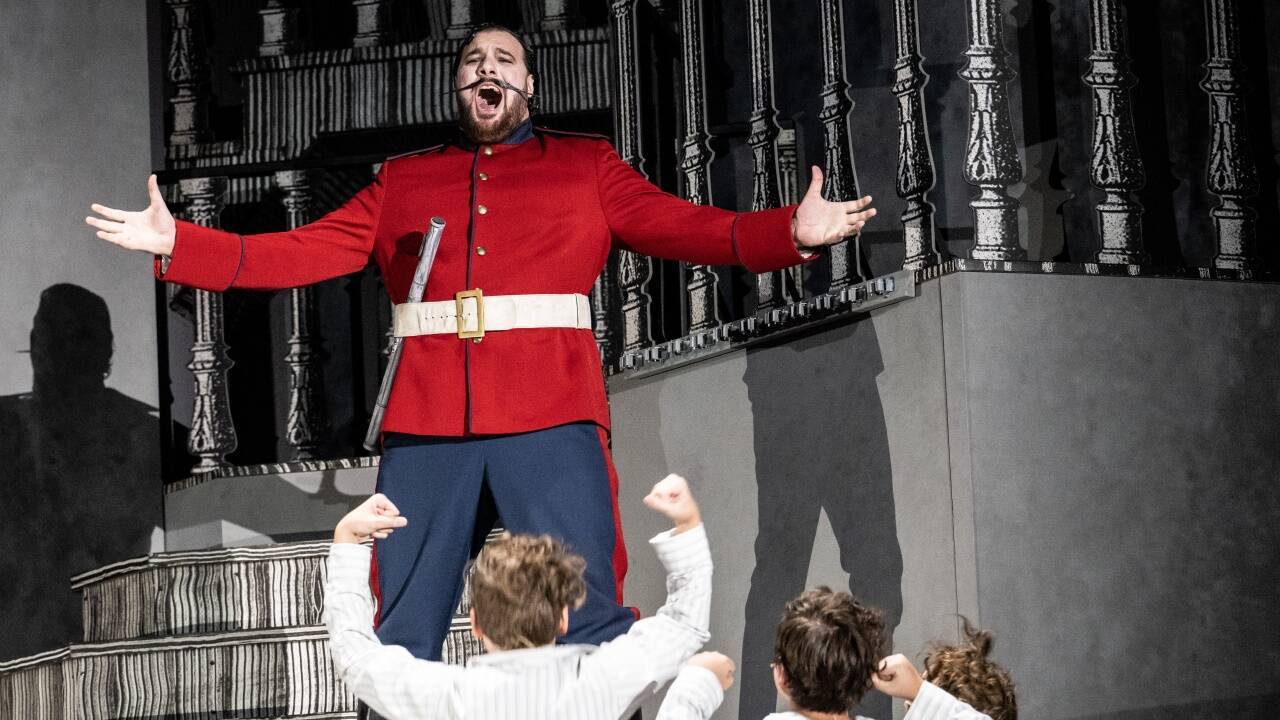 Die Zauberflöte 2022: Mauro Peter (Tamino), Wiener Sängerknaben (Drei Knaben). Die Zauberflöte 2022: Mauro Peter (Tamino), Wiener Sängerknaben (Drei Knaben).