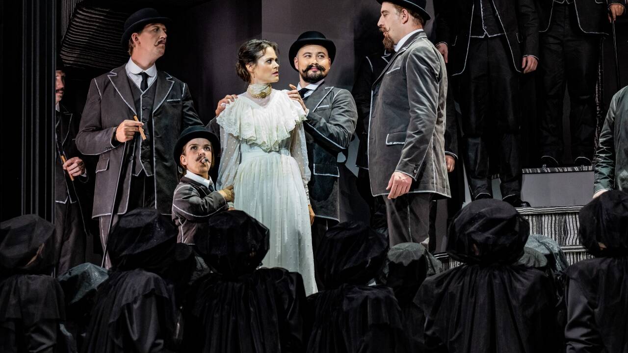 Die Zauberflöte 2022: Henning von Schulman (Erster Priester), Valérie Junker (Dritter Priester), Regula Mühlemann (Pamina), Simon Bode (Zweiter Priester), Tareq Nazmi (Sarastro). Die Zauberflöte 2022: Henning von Schulman (Erster Priester), Valérie Junker (Dritter Priester), Regula Mühlemann (Pamina), Simon Bode (Zweiter Priester), Tareq Nazmi (Sarastro).